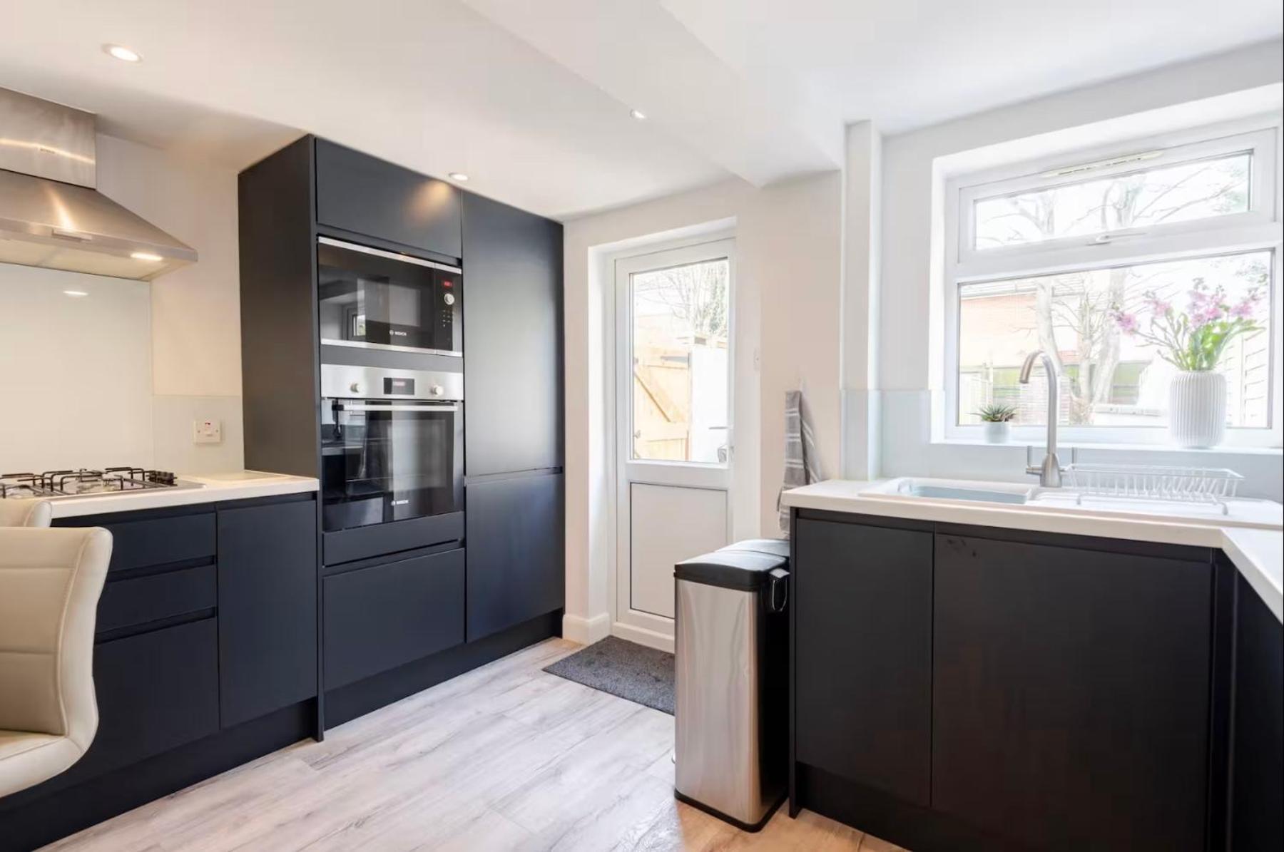 Modern 2 Bed House In Rainham, Kent - Central Location Rainham  Exterior photo